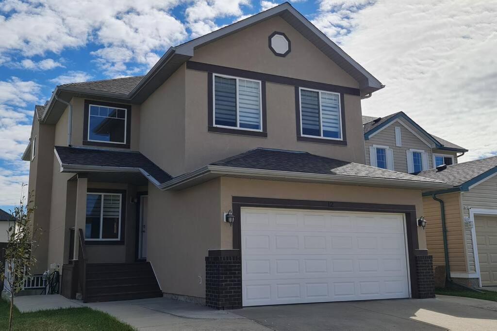 Spacious Comfortable Air-Conditioned. Near Airport! YYC المظهر الخارجي الصورة