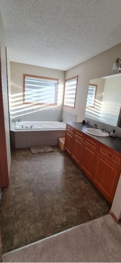Spacious Comfortable Air-Conditioned. Near Airport! YYC المظهر الخارجي الصورة