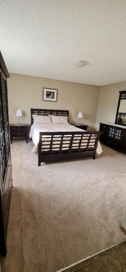 Spacious Comfortable Air-Conditioned. Near Airport! YYC المظهر الخارجي الصورة