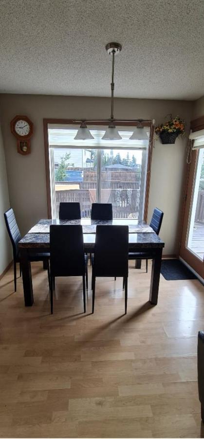Spacious Comfortable Air-Conditioned. Near Airport! YYC المظهر الخارجي الصورة