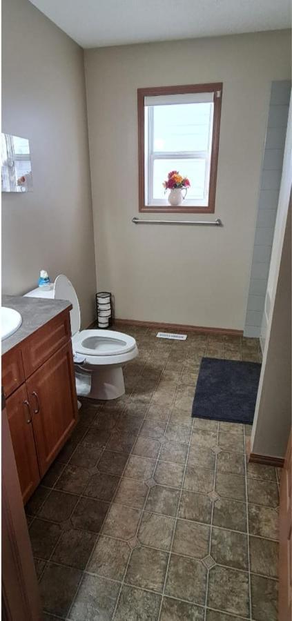 Spacious Comfortable Air-Conditioned. Near Airport! YYC المظهر الخارجي الصورة