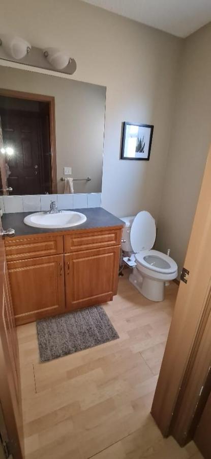Spacious Comfortable Air-Conditioned. Near Airport! YYC المظهر الخارجي الصورة